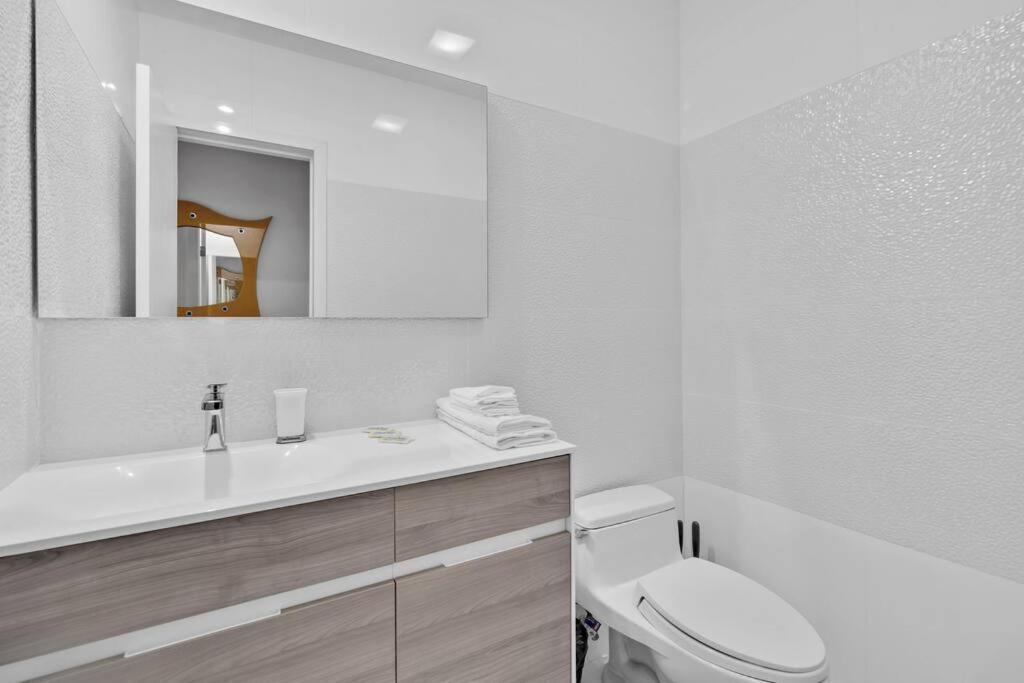 6 Bedrooms Oasis Treat With Oversized Pool, 9 Minutes To The *